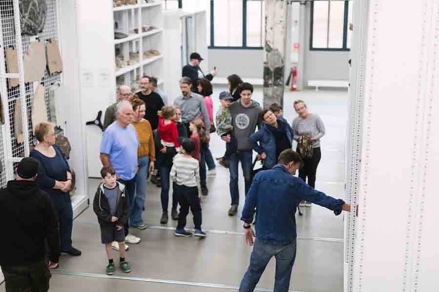 Menschen im Schaudepot