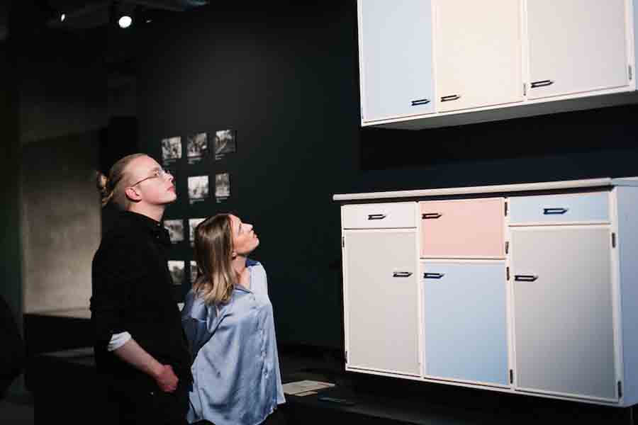 Menschen in der Dauerausstellung