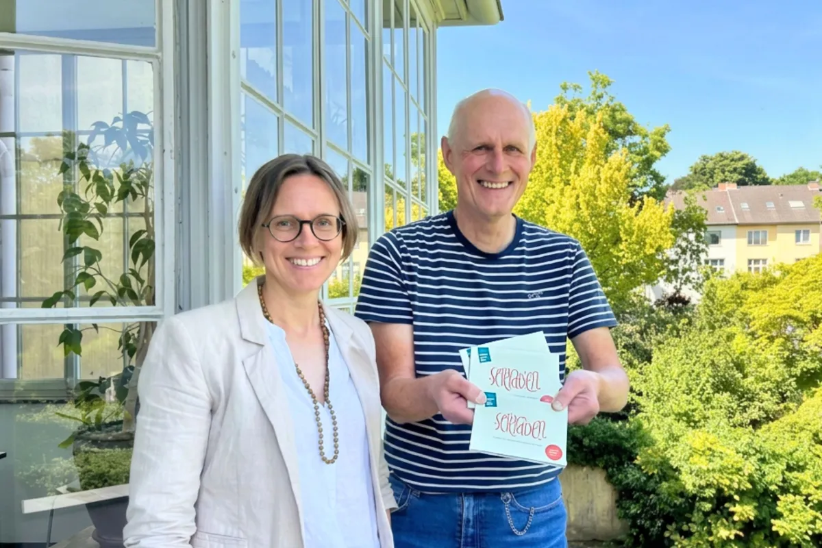 Kulturbüroleiterin Dr. Katharine Leiska und Serenaden-Organisator Jürgen Eichendorf präsentieren das Programmheft der Saison 2026/27