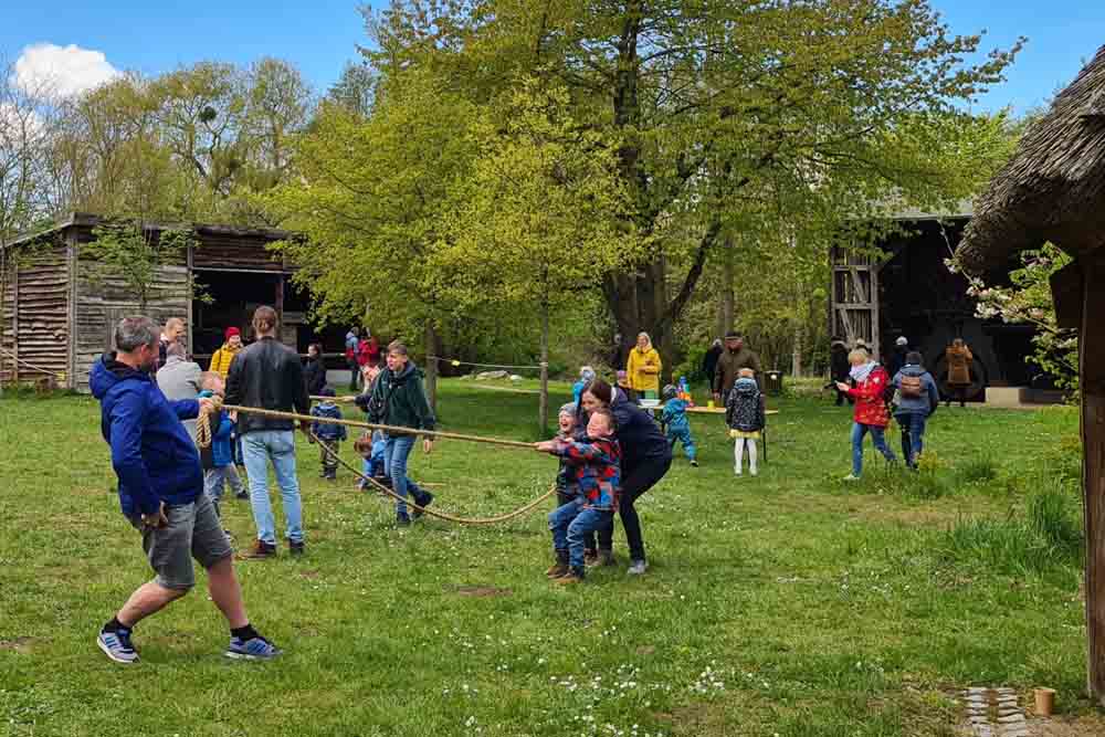 Familien spielen beim Museumskíndertag