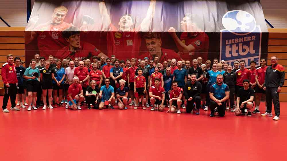 Gruppenbild von Spielerinnen und Spielern aller Alters- und Leistungsklassen nach dem Training