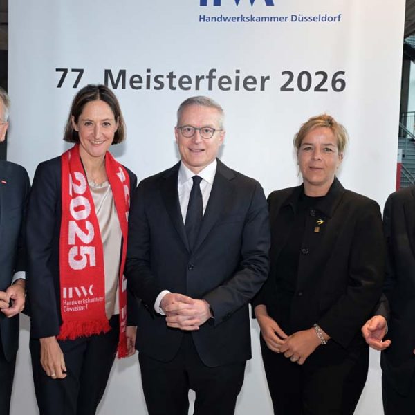 Präsident Andreas Ehlert, Jahresbestmeisterin Astrid Fedder, Bundesminister Dr. Karsten Wildberger, Landeswirtschaftsministerin Mona Neubaur und Staatssekretär Thomas Jarzombek MdB