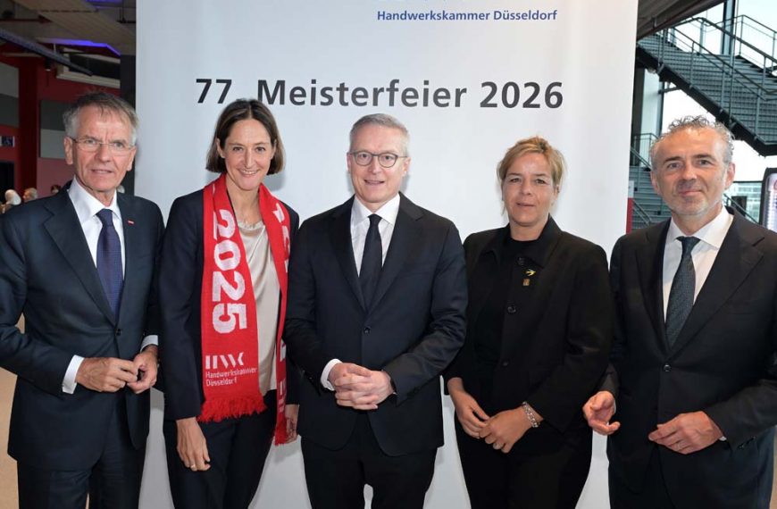 Präsident Andreas Ehlert, Jahresbestmeisterin Astrid Fedder, Bundesminister Dr. Karsten Wildberger, Landeswirtschaftsministerin Mona Neubaur und Staatssekretär Thomas Jarzombek MdB