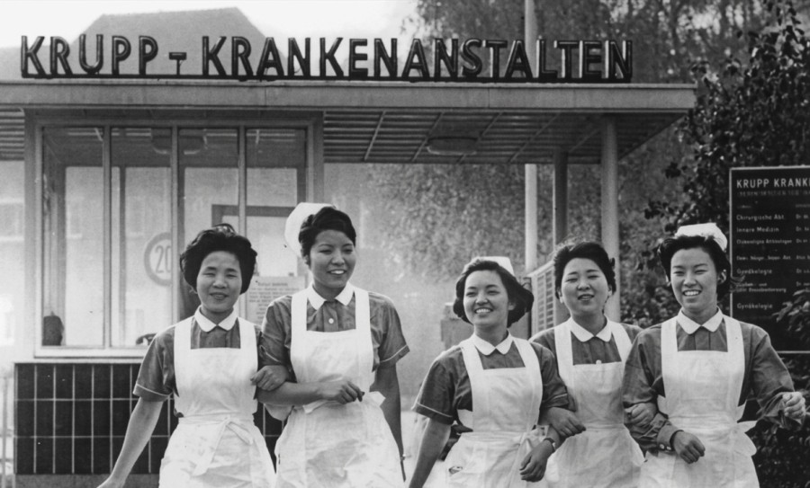 Foto - Koreanische Krankenschwestern vor den Krupp-Krankenanstalten