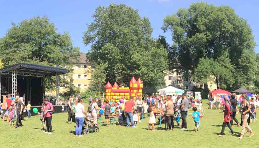 Menschen auf dem Riehlparkfest