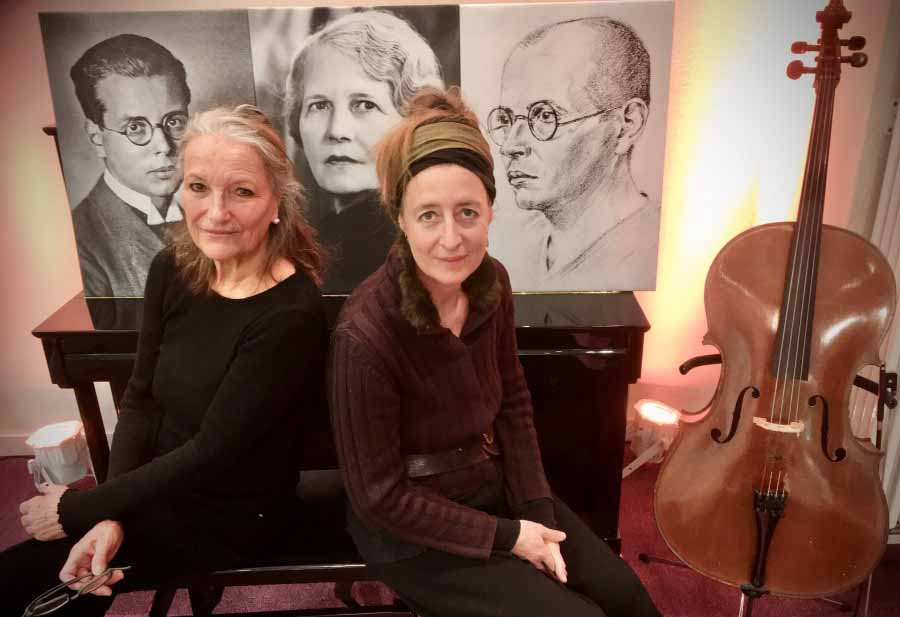 Patricia Litten und Birgit Saemann sitzen an einem Klavier