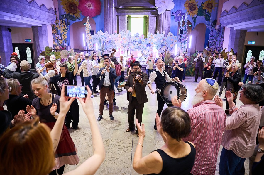 Menschen bei einem Auftritt bei der Fête de la Musique 2025 in der Alten Synagoge