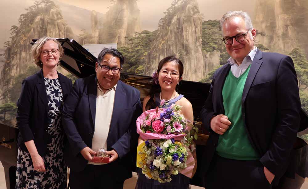 Pianistin Miyuki Brummer mit Reza Indrakesuma, Leiter des C. Bechstein Centrums Düsseldorf. Elisabeth Siemer und Pfarrer Jonas Marquardt