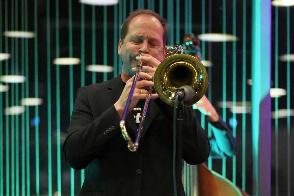 Ludwig Nuss spielt Posaune in der Skylounge Bocholt