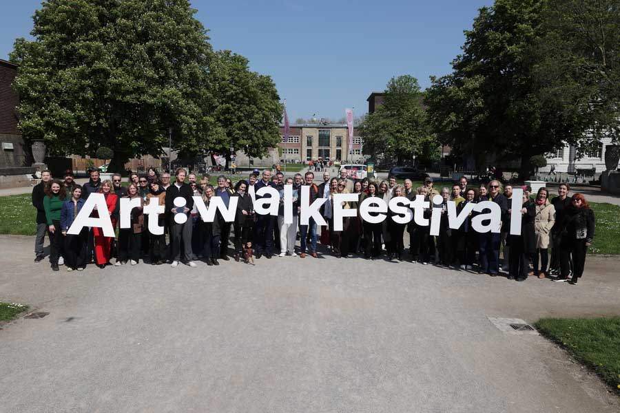 Gruppenfoto mit Kulturamtsleiterin Angélique Tracik und Teilnehmenden des Festivals