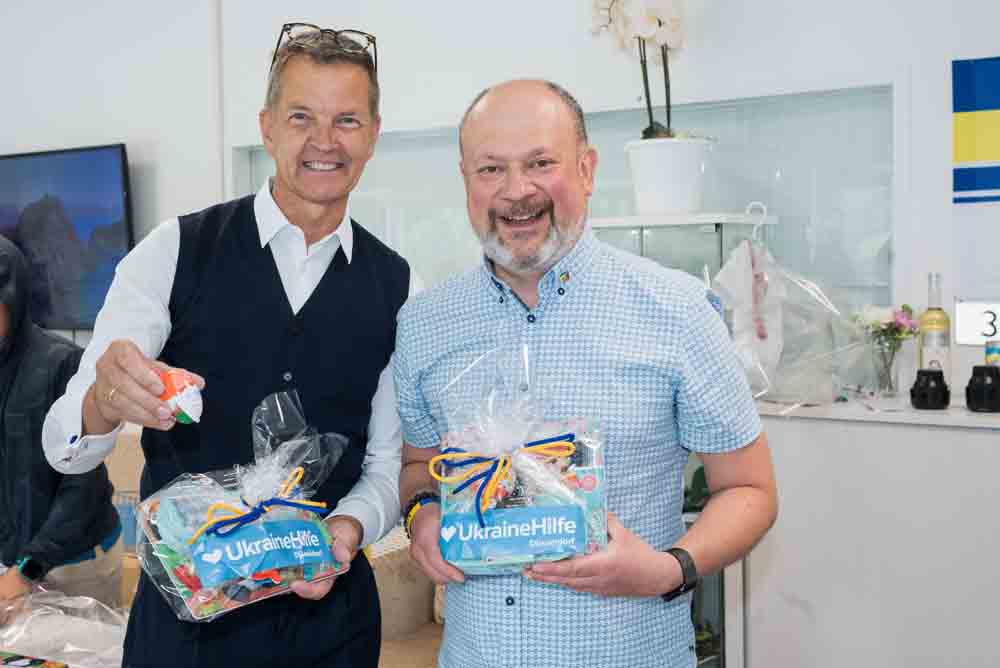 Bürgermeister Josef Hinkel und Sergej Aruin, Geschäftsführer des Vereins AVP e. V., beim Packen von Geschenkpaketen der UkraineHilfe