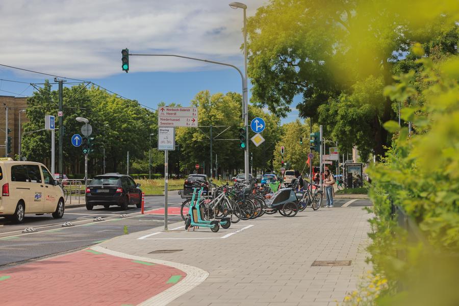 Die Sharingstation und die Fahrradabstellplätze der neuen Mobilitätsstation in Lörick