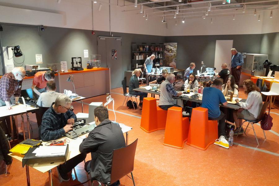 Menschen beim Repair Café in der Zentralbibliothek