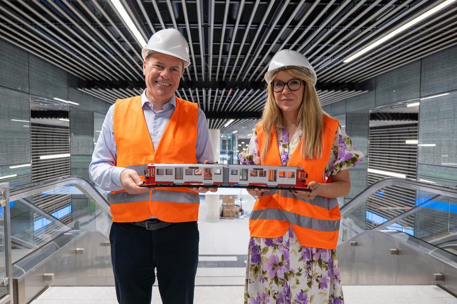 Oberbürgermeister Dr. Stephan Keller und Rheinbahn-Vorständin Annette Grabbe mit einem Modell einer U-Bahn