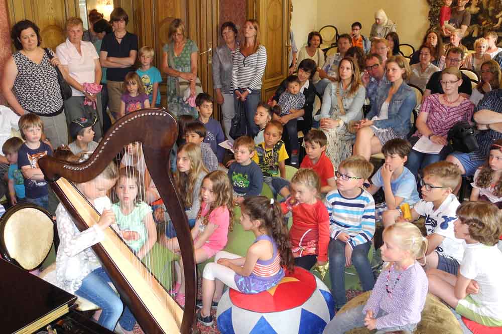 Gruppe von Kindern und Eltern beim Schnuppertag in der Musikschule Iserlohn