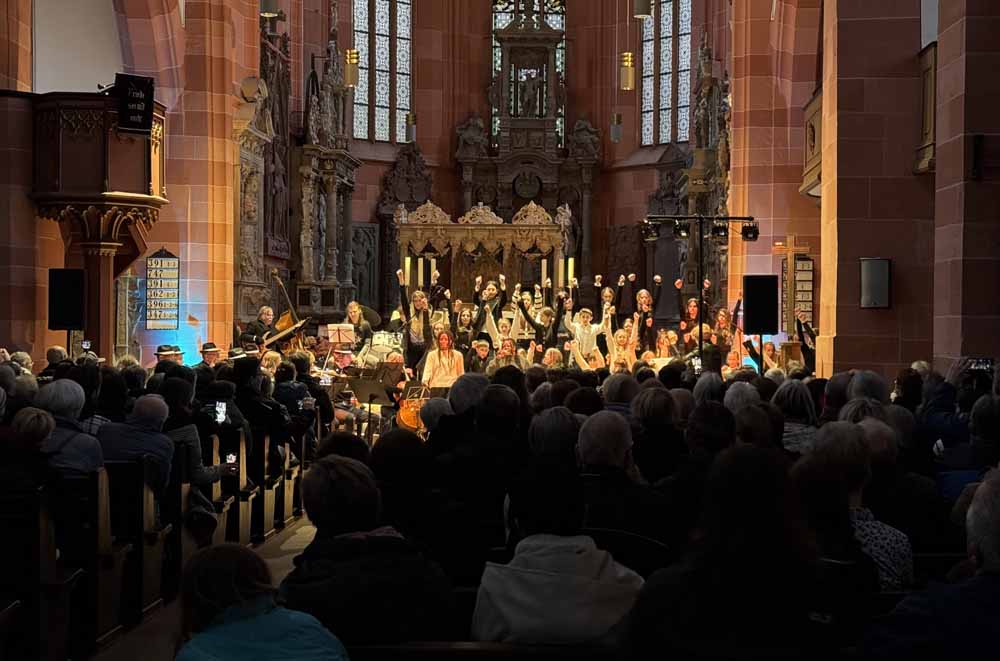 Kinder- und Jugendchor Believe und das Ensemble SaxoStrinx: letztes Jahr in der Stiftskirche