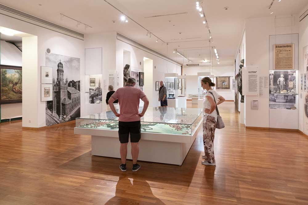 Menschen beim Rundgang durch die Ausstellung