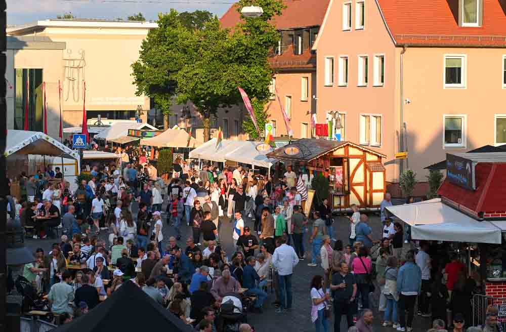 Zahlreiche Menschen beim Lamboyfest in der Innenstadt