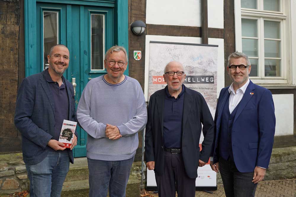 Heiner Remmert (v.l., Leiter Westfälisches Literaturbüro in Unna e.V.), Bernd Stelter, Staatsminister a.D. Wolfram Kuschke (1. Vorsitzender Westfälisches Literaturbüro in Unna e.V.) und David Nethen (Leiter Amt für Kultur und Weiterbildung der Kreisstadt Unna) vor dem Nicolaihaus