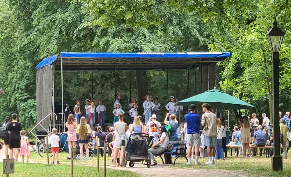 Zuschauer bei einem Konzert im Schlosspark