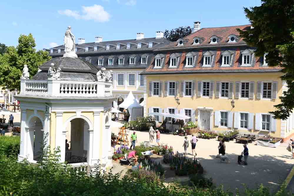 Menschen beim Gartenfest im Staatspark Wilhelmsbad