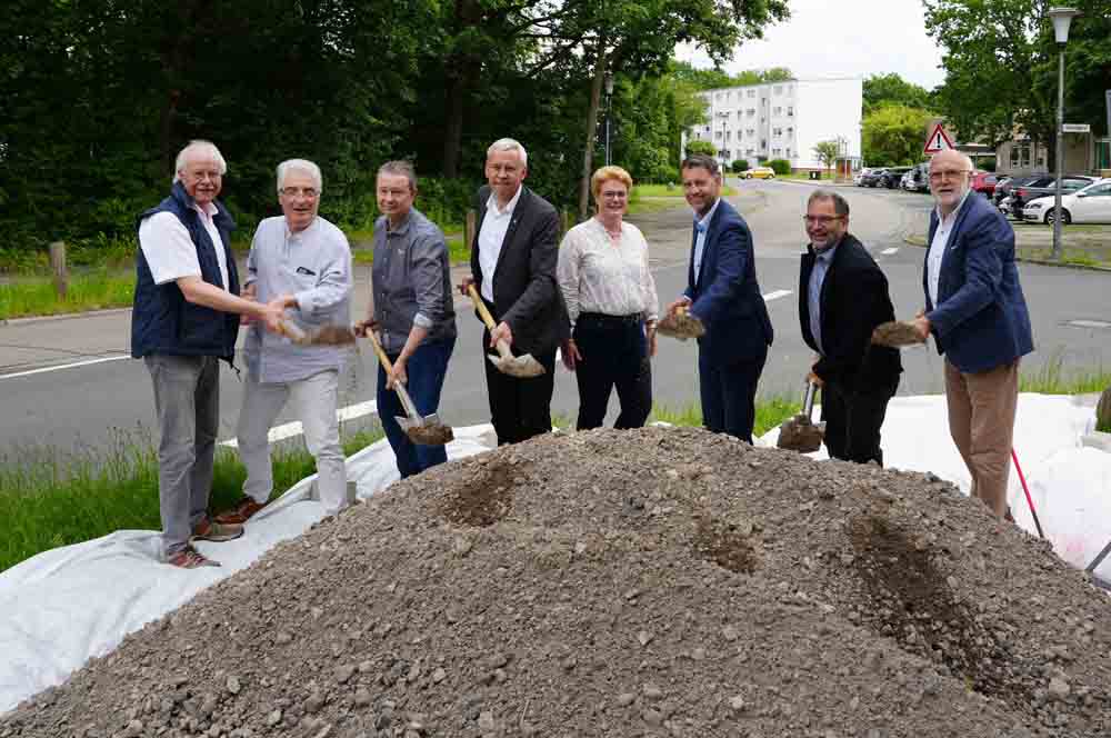 Oberbürgermeister Dennis Weilmann und Stadtbaurat Kai-Uwe Hirschheide setzten im Beisein von Vertreter*innen aus Politik und Verwaltung den offiziellen Spatenstich zur Grunderneuerung der Rabenbergstraße