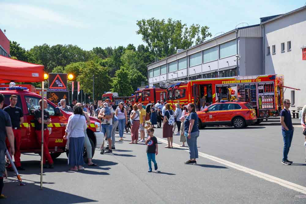 Menschen beim Tag der offenen Tür auf dem Gelände der Feuerwehr Hanau