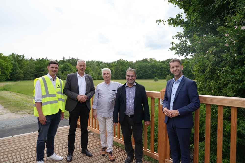 Oberbürgermeister Dennis Weilmann hat die erneuerte Brücke im Beisein von Stadtbaurat Kai-Uwe Hirschheide sowie Vertretern aus dem Ortsrat offiziell eingeweiht
