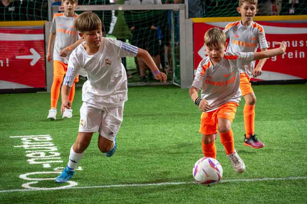 Kinder während eines Spiels bei der Fairplay Soccer Tour