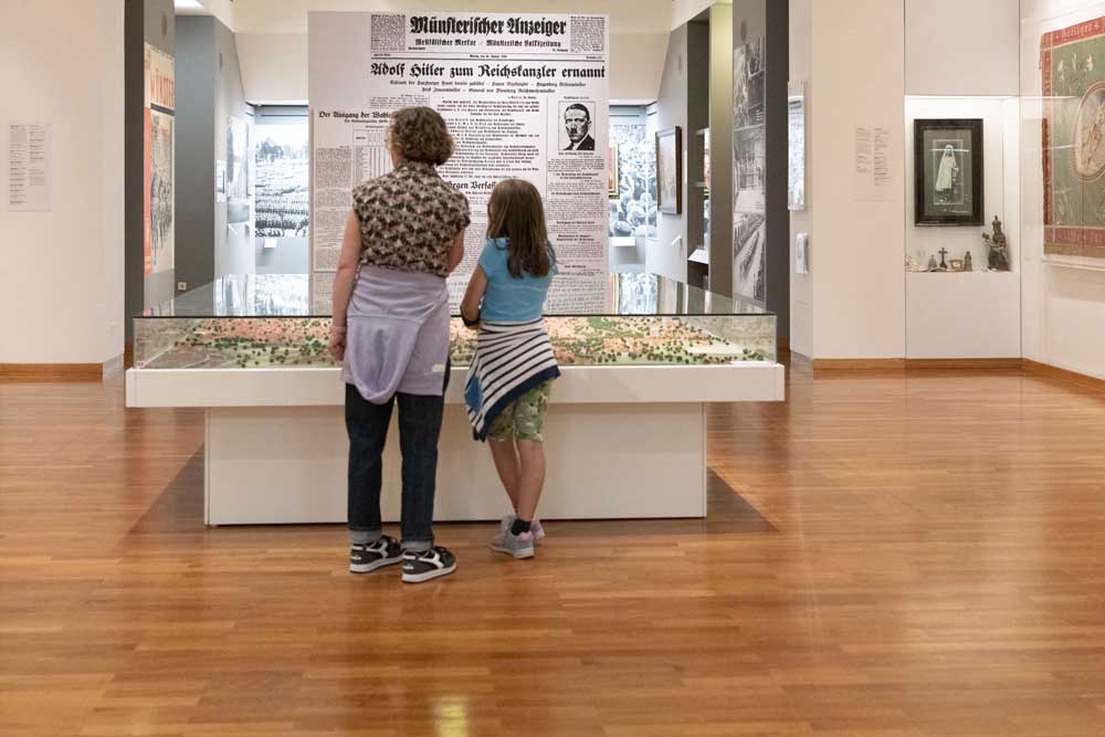 Frau und Kind in der Ausstellung zur NS-Zeit