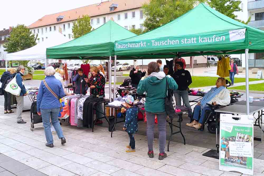 Menschen beim Tauschmarkt in Hanau
