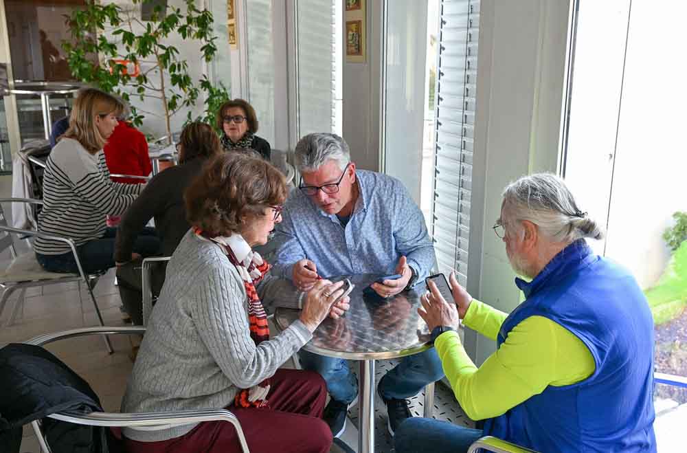 Senioren beim „Bunter Nachmittag" beschäftigen sich mit Technik