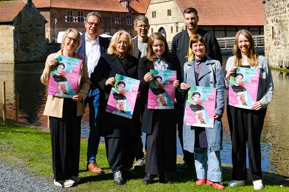 Team von „Münsterland Festival meets BurgJazz" und Sandra Podchull von der Sparkasse Westmünsterland