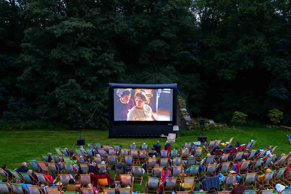 Zuschauer und Leinwand beim Münsterländer Sommernachtskino