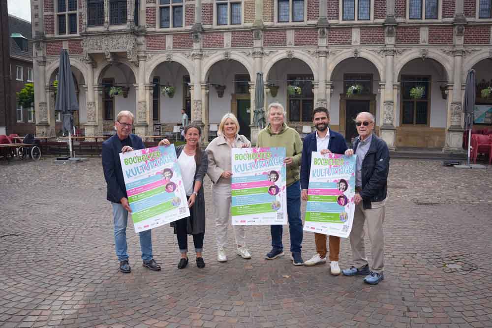 Mitglieder der Veranstaltergemeinschaft mit Plakaten
