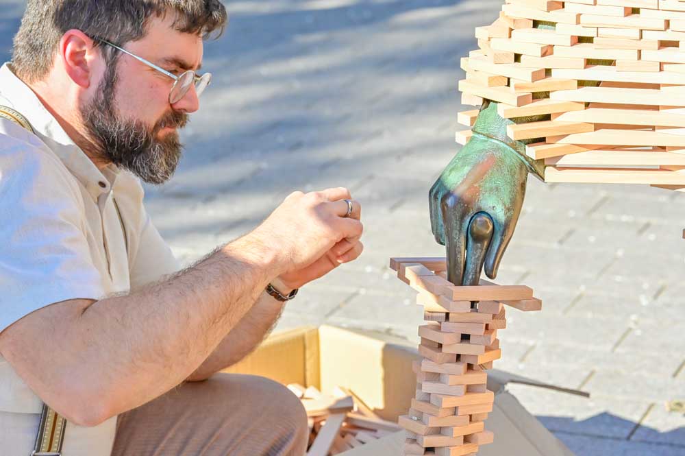 Garvin Dickhoff arbeitet an einem Kunstwerk