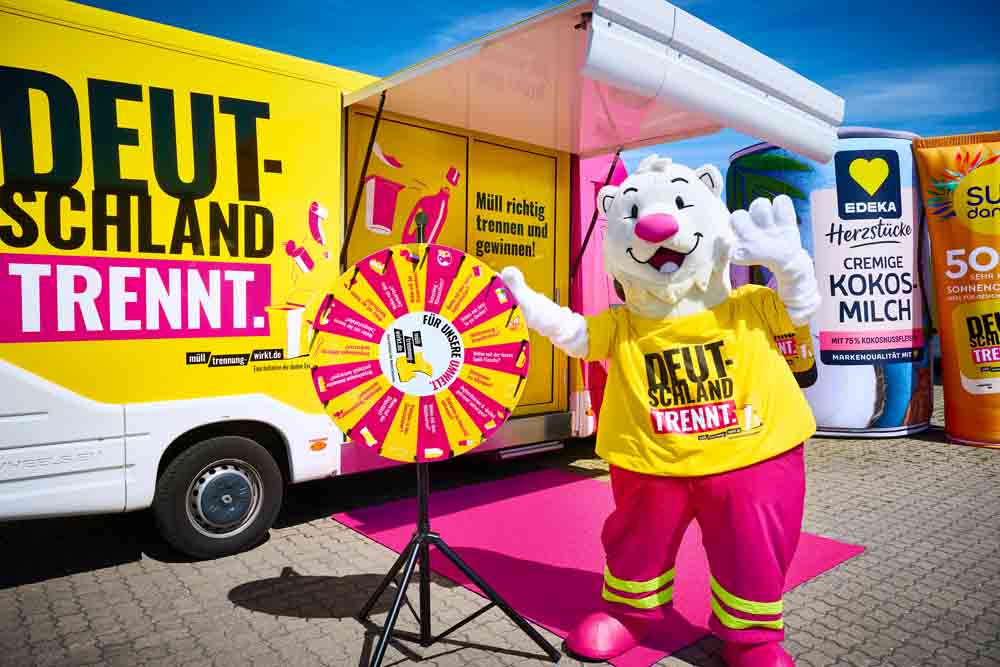 Trennbär vor dem Aktions-Truck