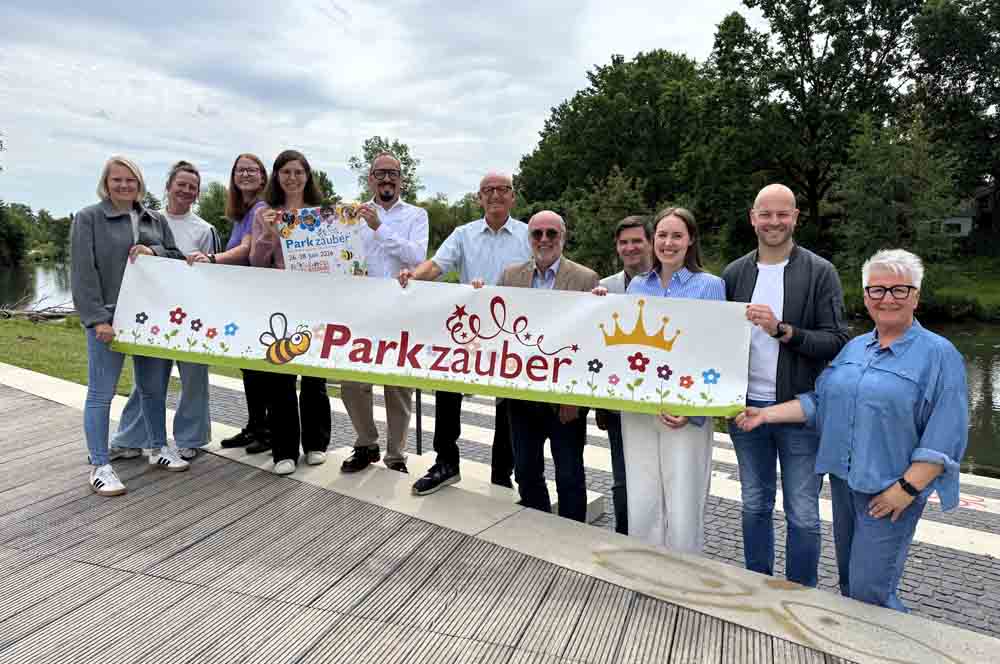 Veranstalter präsentieren das Banner zum Fest