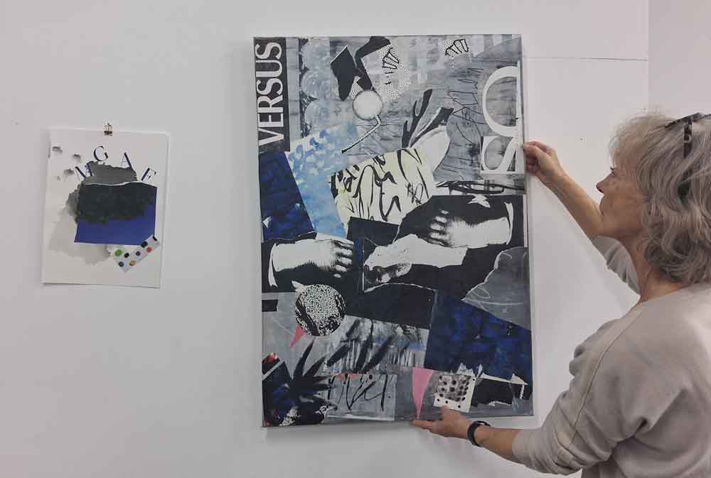 Kunstwerk wird an die Wand gehangen