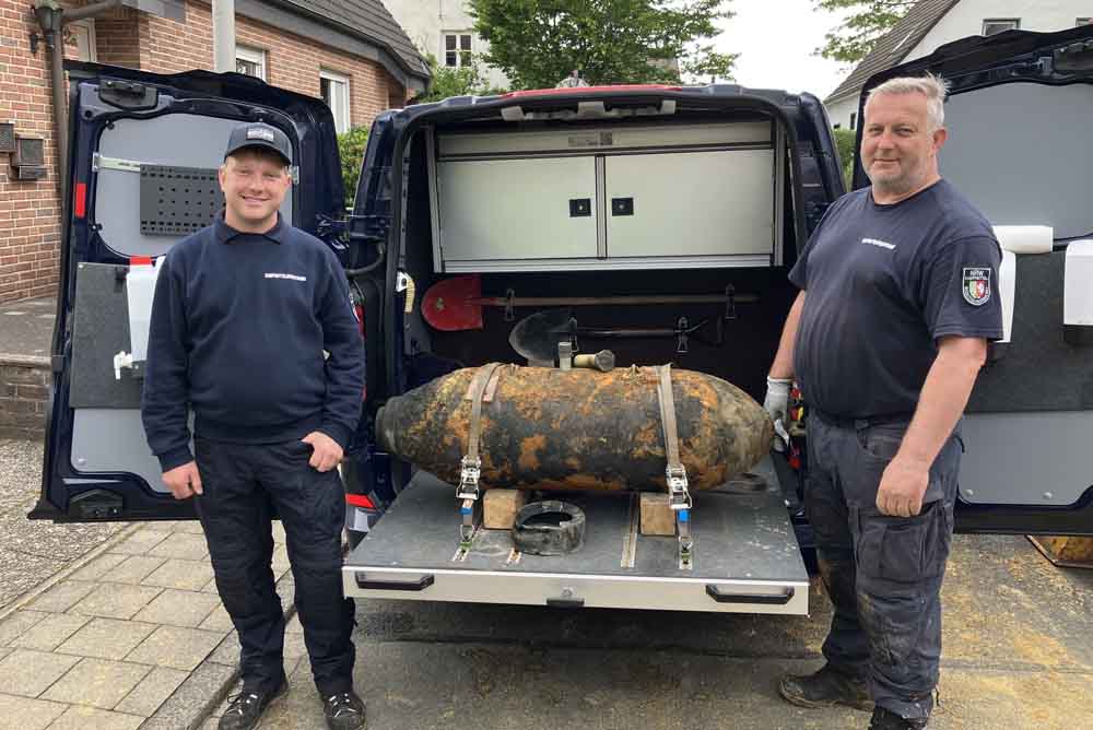 Peter Asmussen (r.) und Patrick Engelbert stehen neben der Bombe