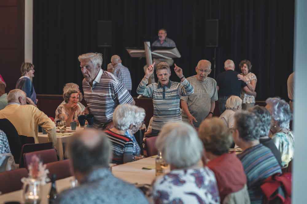 Senioren tanzen im Haus des Gastes