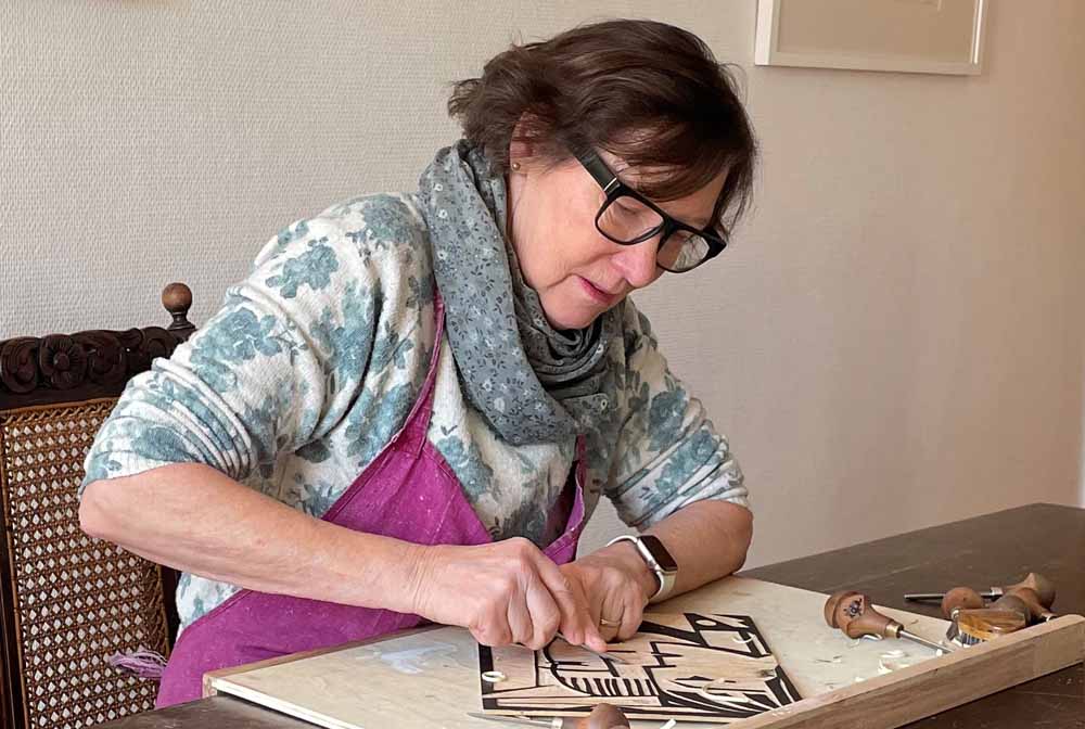Ida Oelke arbeitet an einem Werk