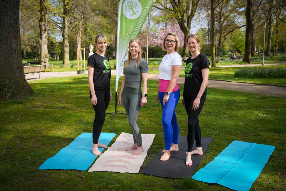 Vier Frauen im Park mit Yogamatten