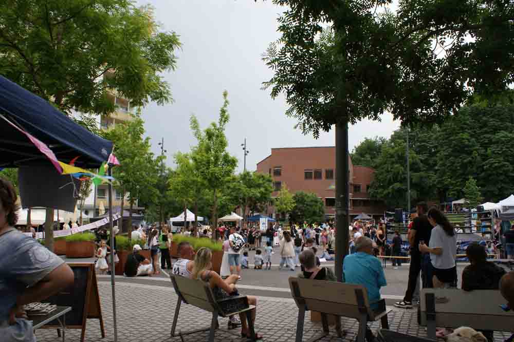 Menschen beim Youtopia Festival 2025 auf dem Sonnenhausplatz