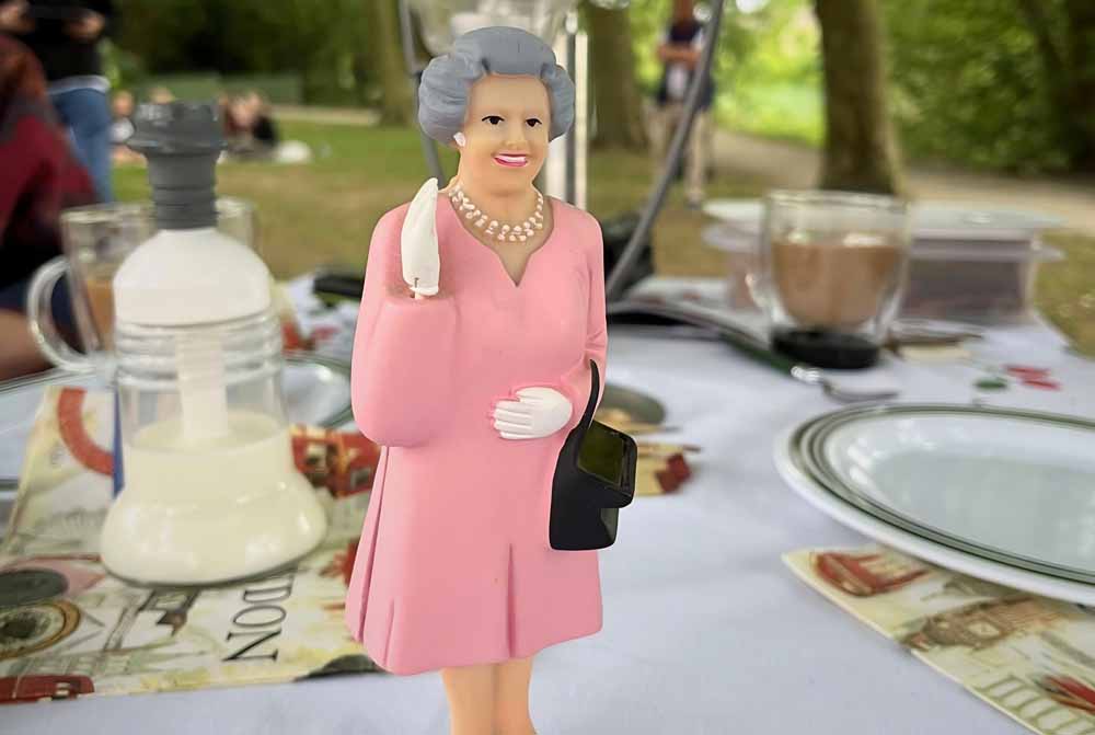 Figur der Queen auf einem Tisch