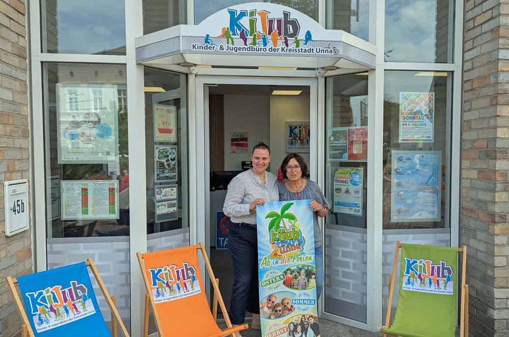 Sonja Slabon, Leiterin des Jugendamtes, und Birgit Blume-Jordan vom Kinder- und Jugendbüro der Kreisstadt Unna stellten das Ferienprogramm vor
