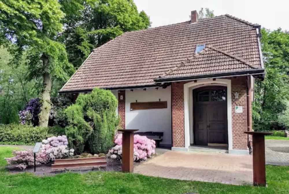 Blick auf das Heimathaus in Hochmoor