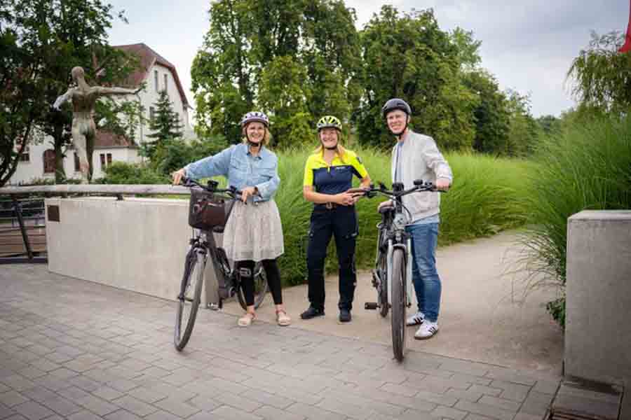 Vertreter des Seniorenbüros und einer Polizistin