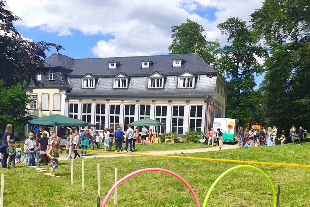 Menschen beim Schlosserlebnistag im Hofgarten