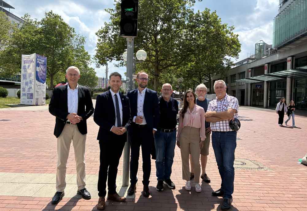 Erster Stadtrat und Stadtbaurat Kai-Uwe Hirschheide, Oberbürgermeister Dennis Weilmann und Wirtschaftsdezernent Jens Hofschröer freuen sich gemeinsam mit Vertreter*innen von WMG, Ortsrat Stadtmitte und Verwaltung